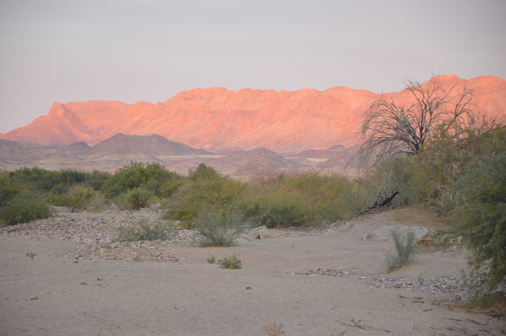 Coucher de soleil montagne rivière orange